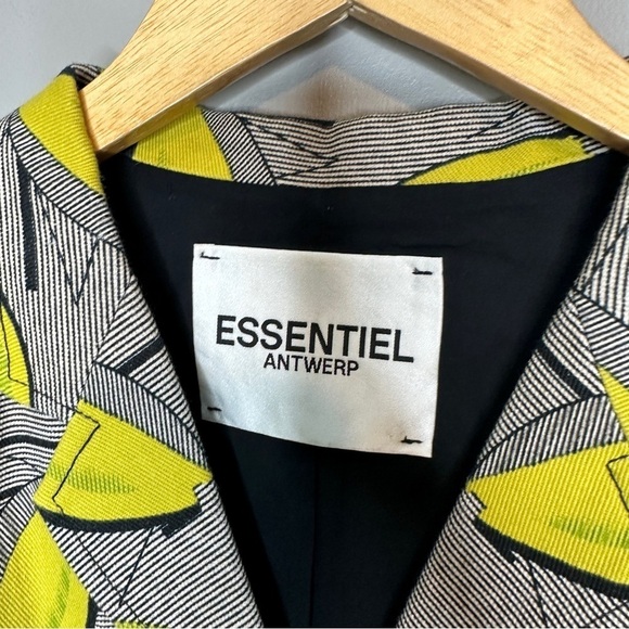 Essential Antwerp Button from short sleeve print blouse - Picture 2 of 6